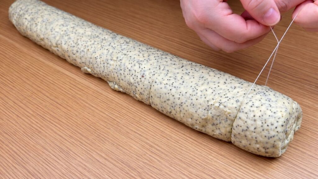 cutting cinnamon rolls with thread