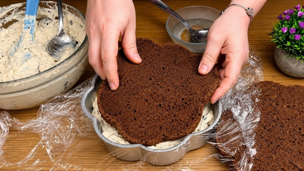 Adding a chocolate cake layer over Oreo cream filling.