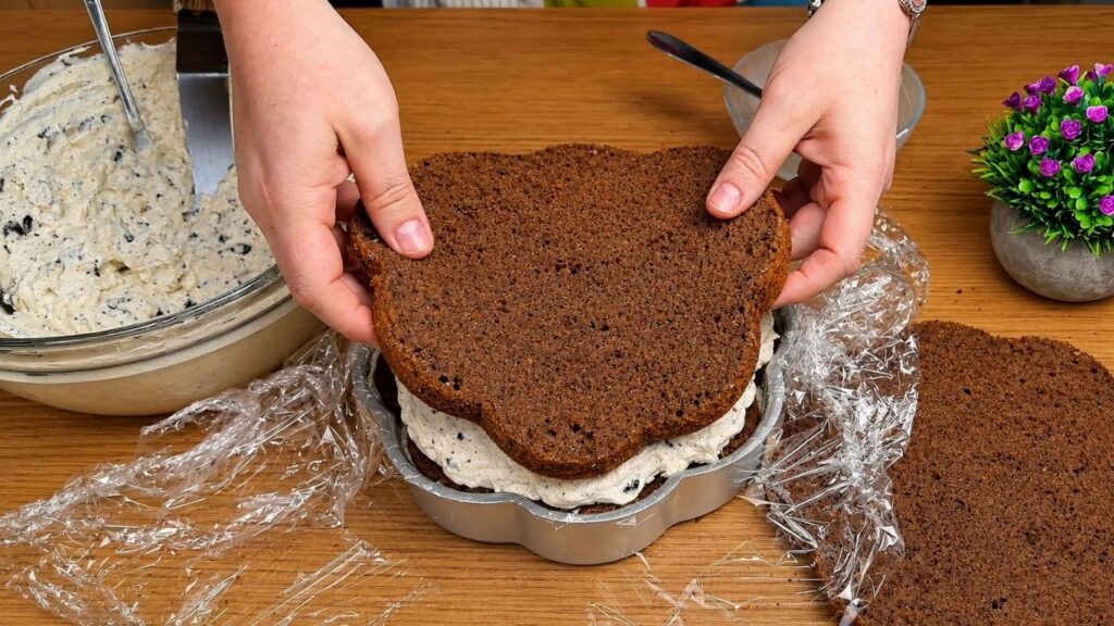 Adding a chocolate cake layer over Oreo cream filling.