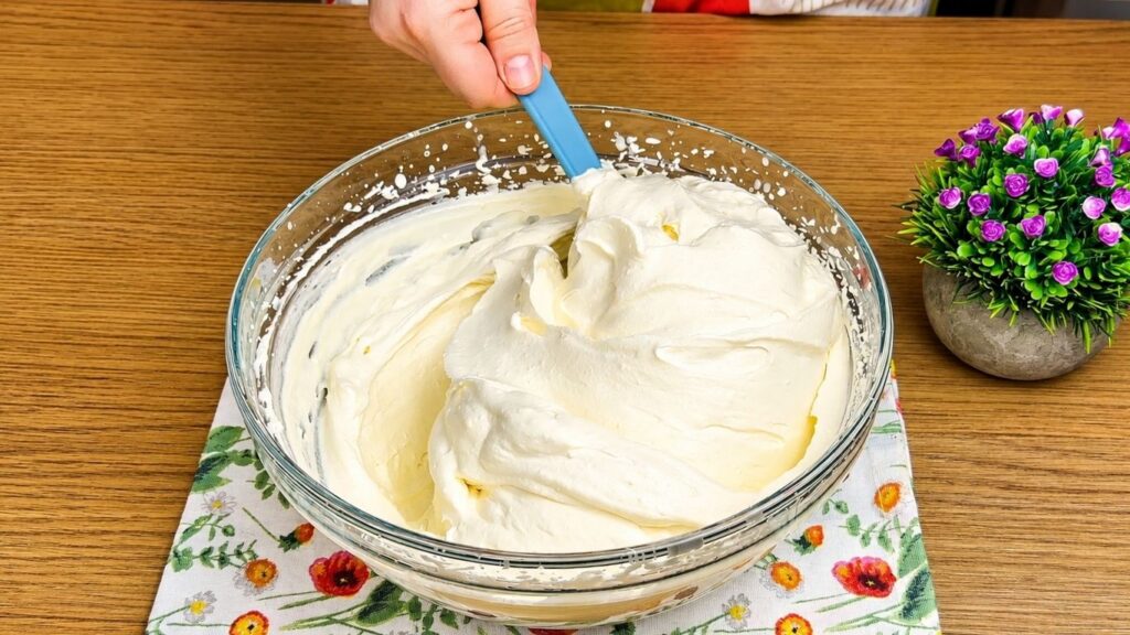 Smooth vanilla cream mixture with cream cheese for Oreo filling.
