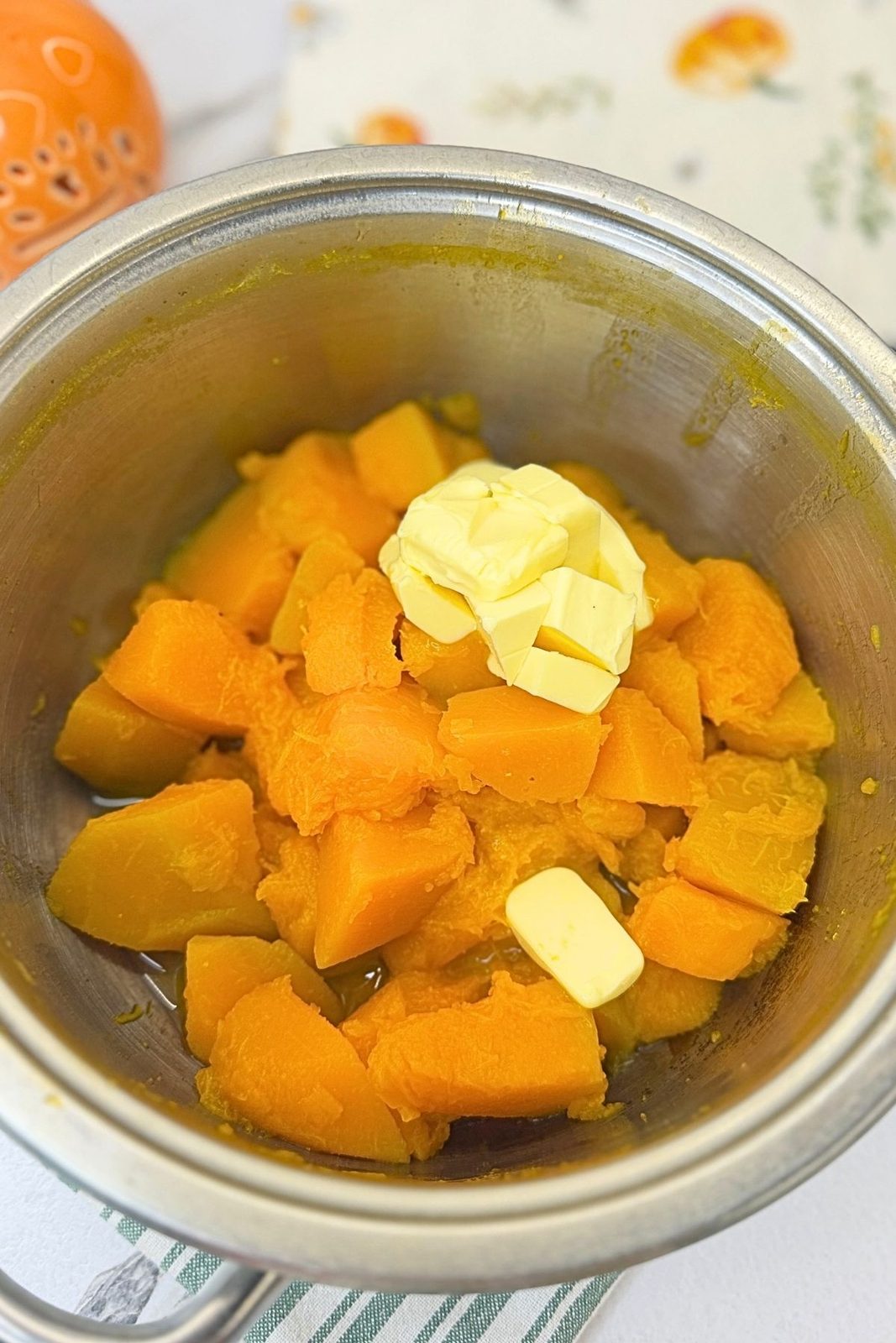 Pumpkin Dinner Rolls (5).jpg
Drained cooked pumpkin and butter ready to be blended